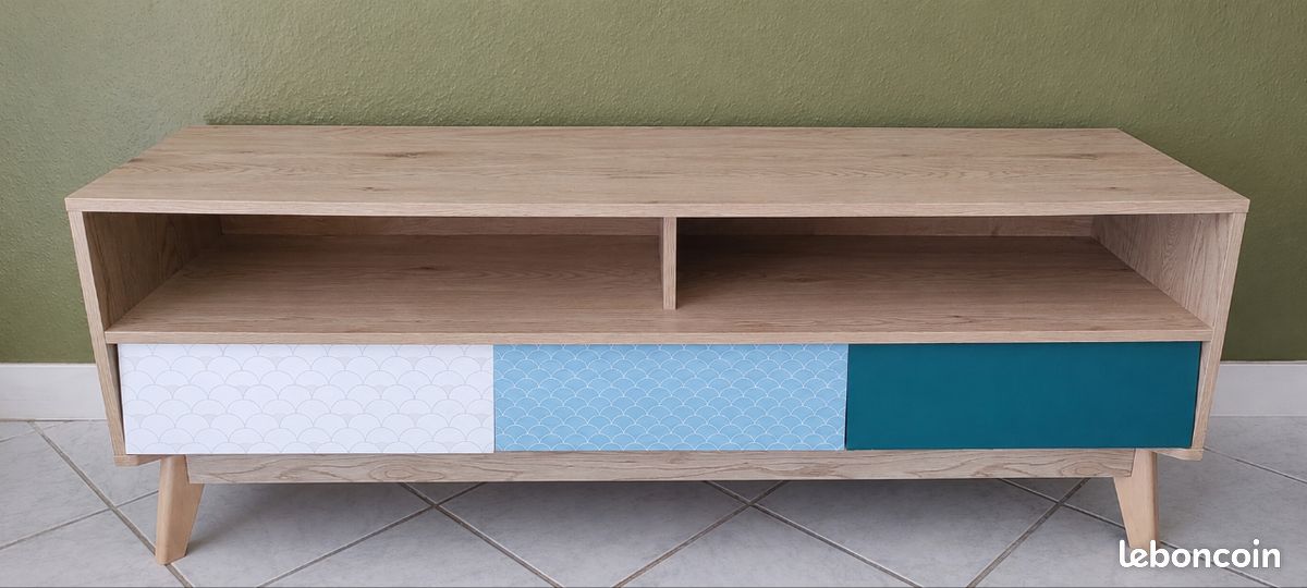 Meuble TV scandinave en bois – 3 portes (image 1)
