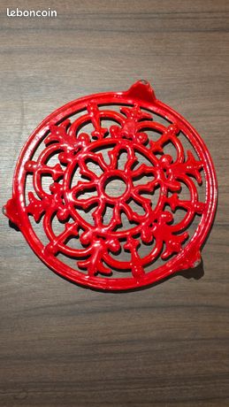 Ancien dessous de plat en tôle émaillée rouge – Sélection Brocante
