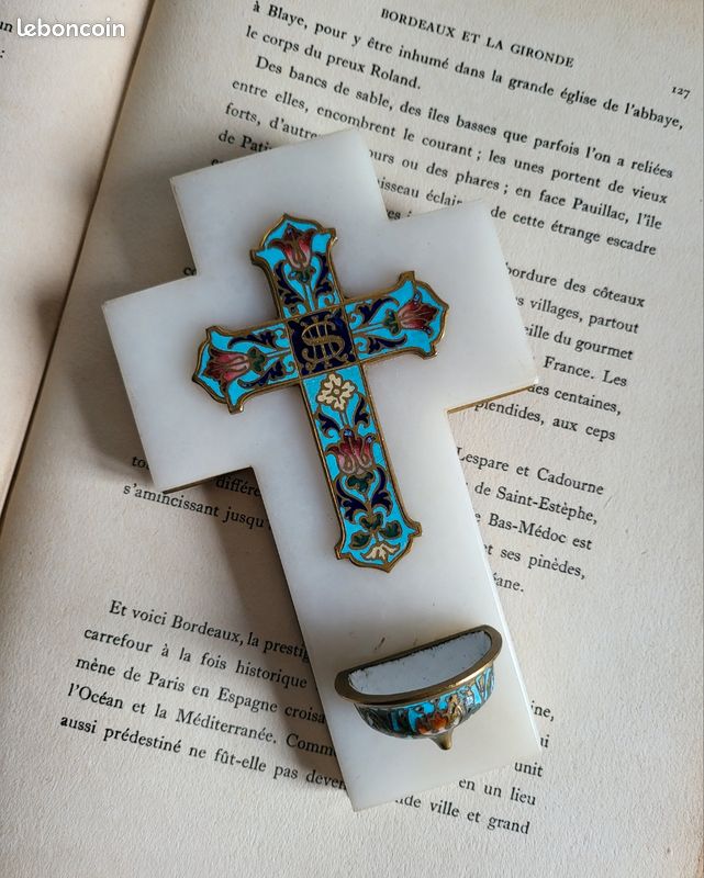 BÉNITIER ET CRUCIFIX, Croix, cloisonnés, émaux, laiton , 19 eme siècle