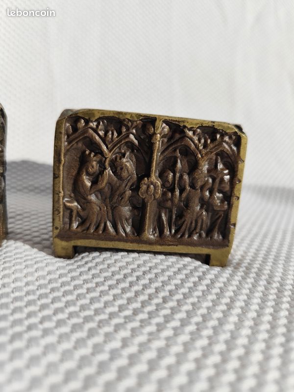 Ensemble ancien en laiton massif briquet de table et cendrier gothique – Modèle déposé France – pièce de collection (image 4)