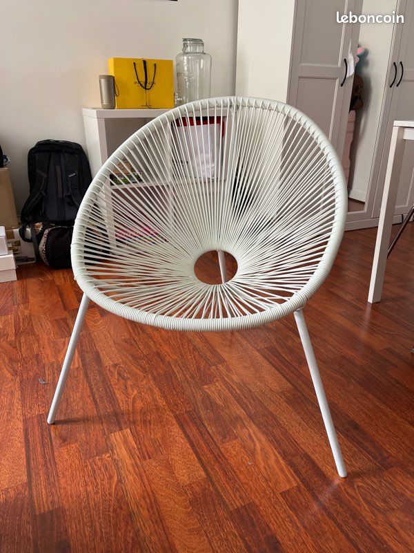 Fauteuil rond en résine blanc (image 1)