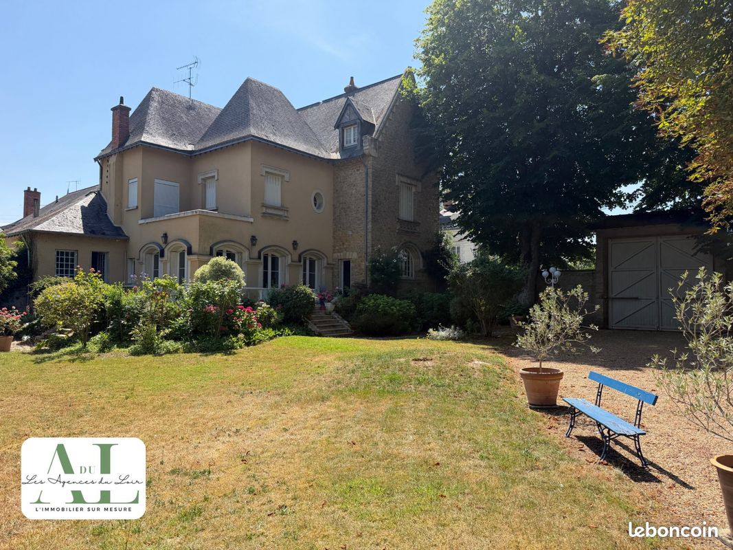 Maison 11 pièces 350 m² · à La Flèche · 350 m² · 672 000 €