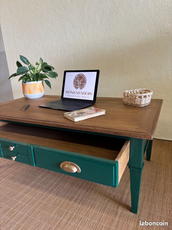 Table basse en bois massif rénovée – Plateau bois brut & vert basque (image 2)