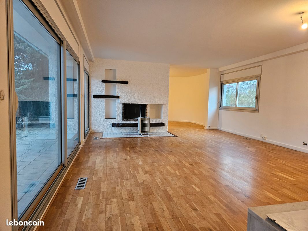 Maison 9 pièces 220 m² · à Vénissieux · 220 m² · 395 000 €