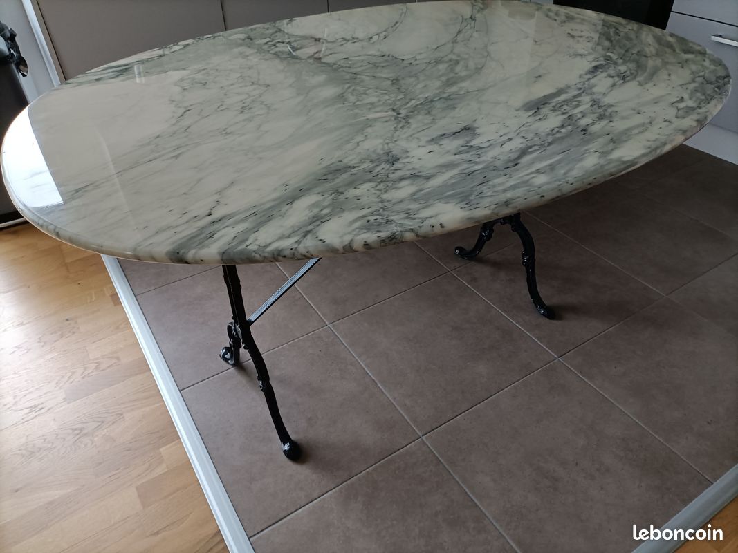 Grande table ovale en marbre (image 1)