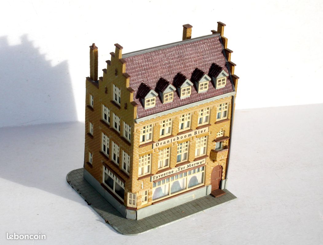 Maquette HO Hôtel Restaurant - Marque FALLER / VOLLMER / KIBRI - Occasion Bon état - Bâtiment Type église