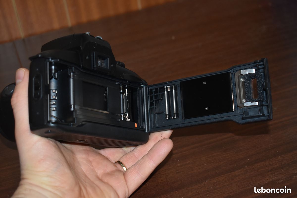 Appareil photo argentique Canon EOS 700QD avec objectif zoom 35