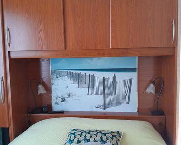 Chambre à Coucher Merisier Delias - Lit 140x190 Avec Tête De Lit + Armoire 3 Colonnes Avec Tiroirs