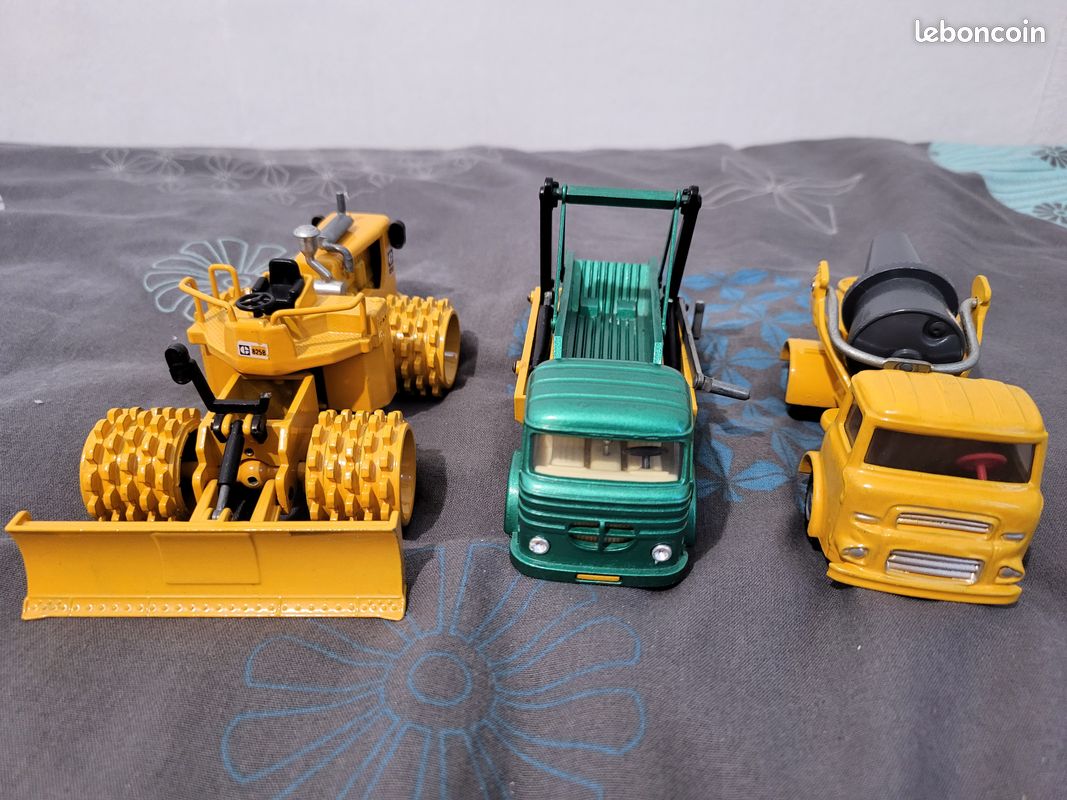 Station De Secours Dickie Toys Avec 3 Véhicules Mercedes-Benz - Police, Pompiers, Ambulance - Ascenseur Et Rampe - Jouet Enfants 3 Ans+