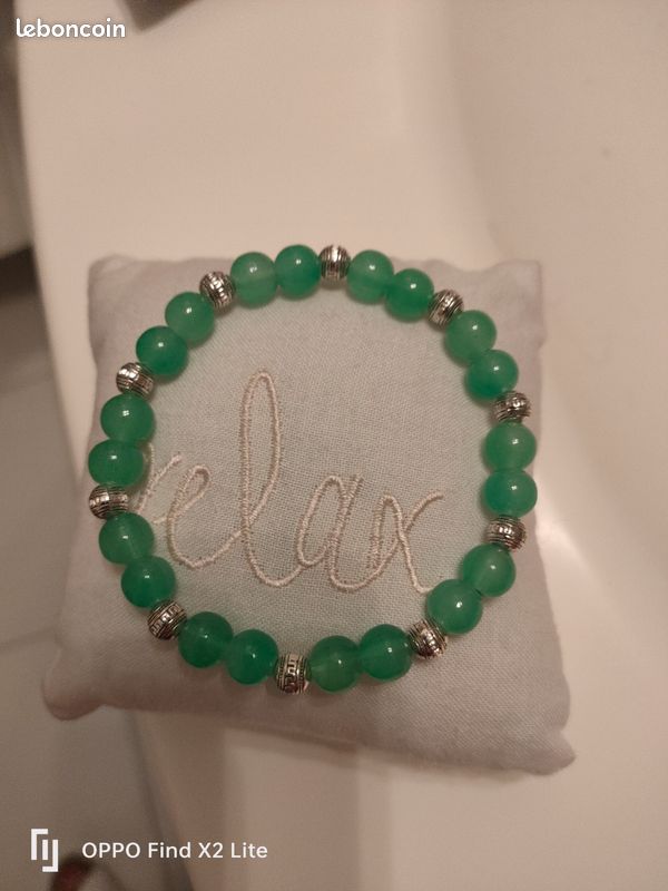 Bracelet élastique perles en verre et décorations argentées (image 3)