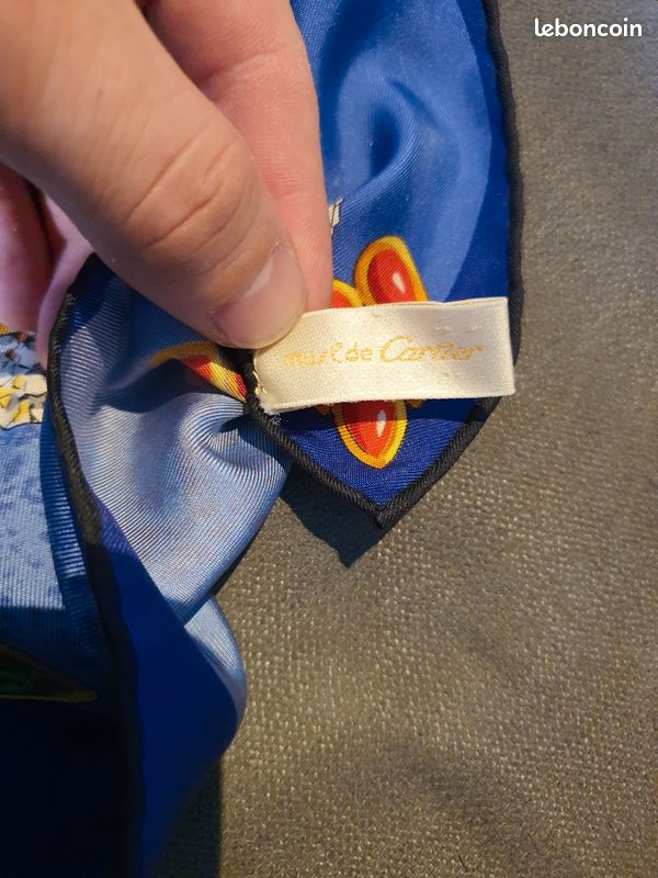 Tres joli foulard modèle Léopard signé Must de Cartier Paris (image 4)