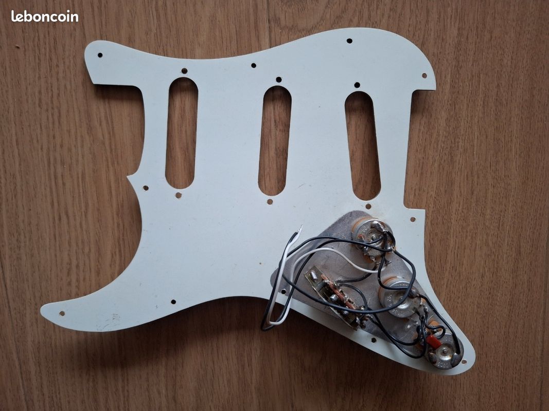 Plaque pickguard Stratocaster Fender (image 2)