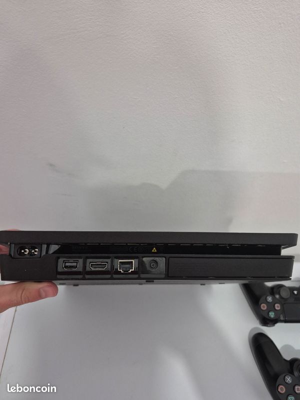 PS4 slim 1To + 2 manettes (image 3)