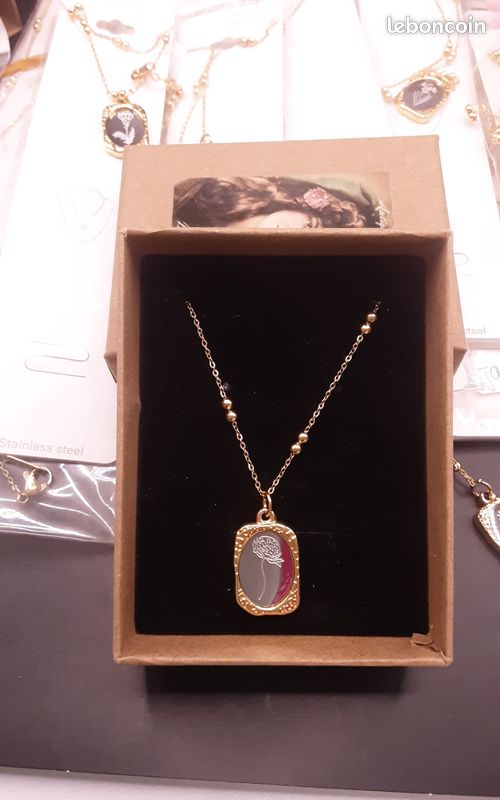 Lot De 12 Colliers En Bois – Plusieurs Couleurs – Neufs – Destockage Revendeur