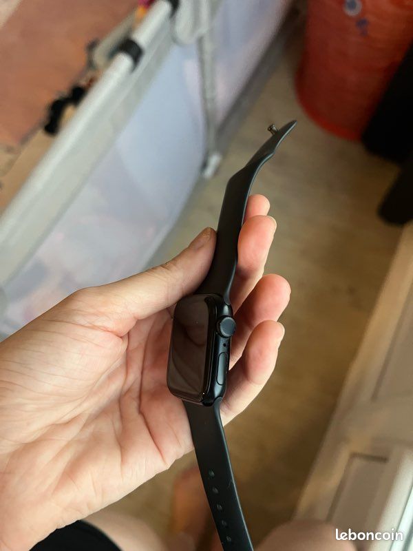 Apple Watch SE (image 2)