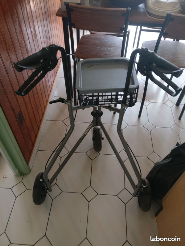 Déambulateur Rollator 3 roues pliable – Très bon état (image 1)