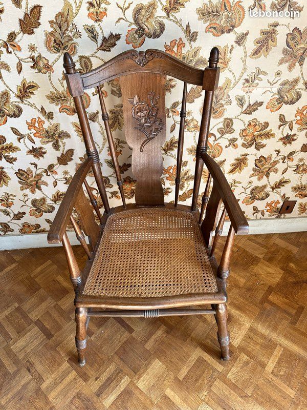 Ancienne chaise bois massif travaillée (image 1)