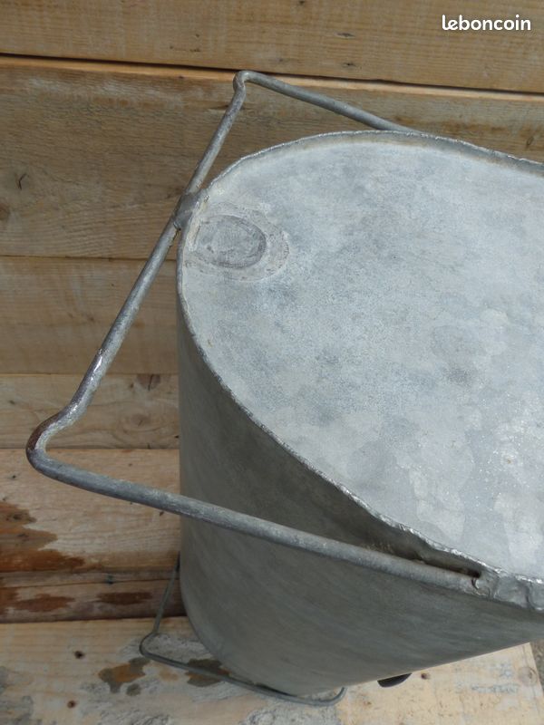 Ancienne Goujonnière En Zinc, Objet De Décoration Murale Pour Jardin Ou Intérieur, Motif Poisson