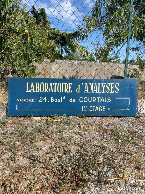 Ancienne enseigne laboratoire d’analyses (image 1)