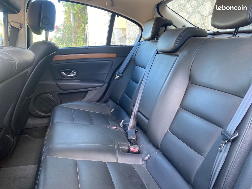 RENAULT LAGUNA III dCi 150 FAP Initiale Voitures