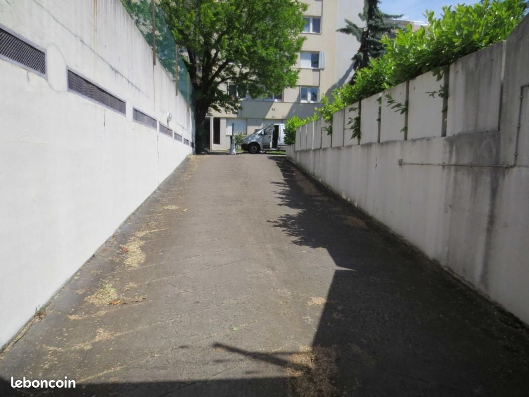 Garage/box Lyon · 97 €/mois