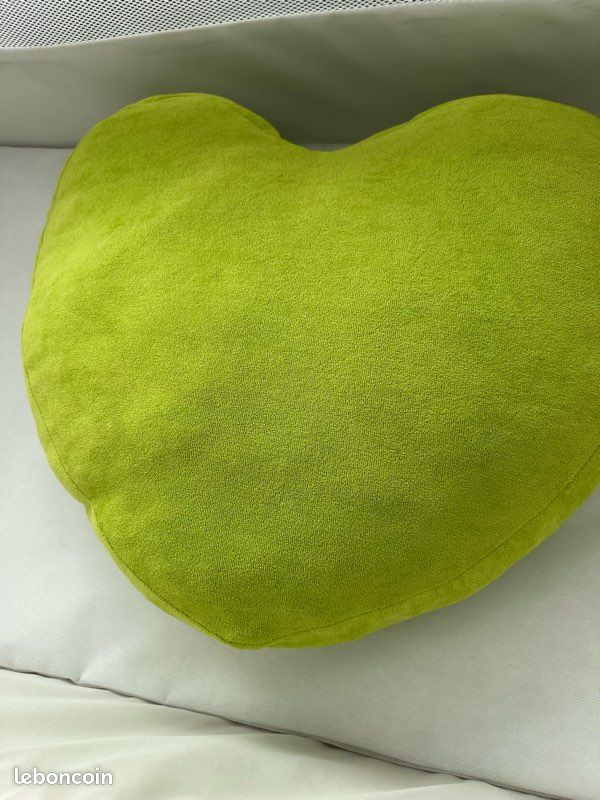 Grand coussin vert forme cœur (image 1)