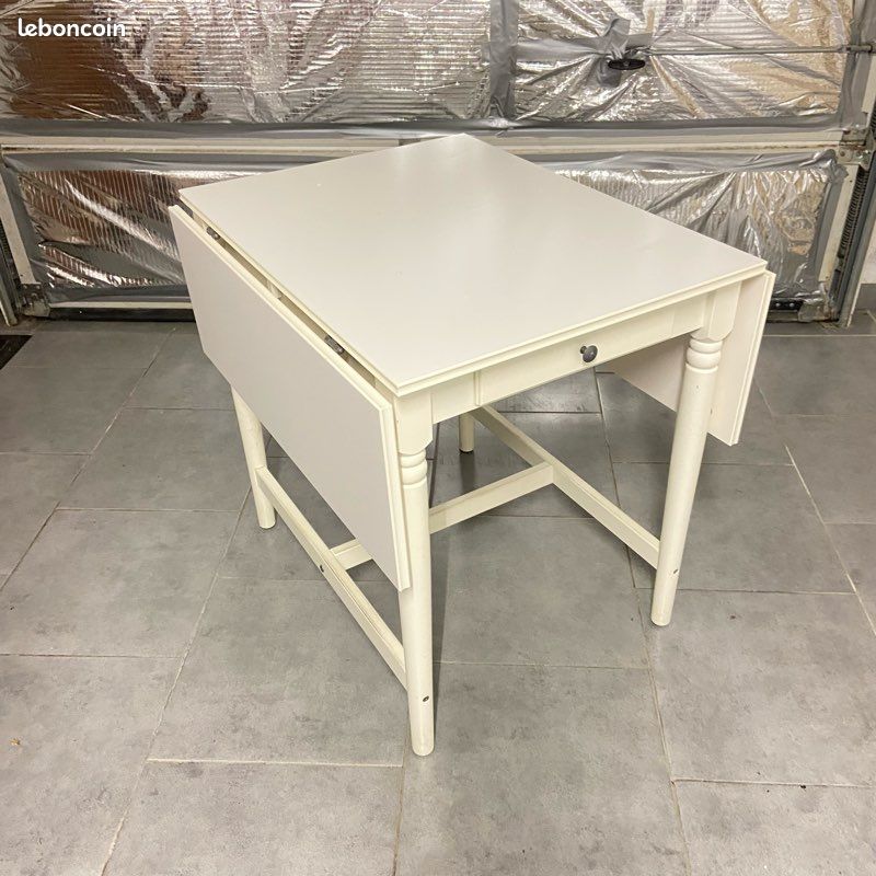Table d’appoint en bois blanc (image 1)