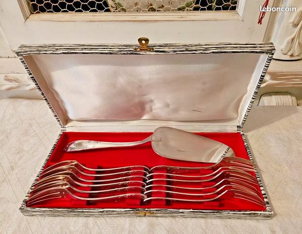 Coffret 12 Fourchettes à Gâteaux Louis XV Argenté, Orfèvre EB Sablier – Vintage France