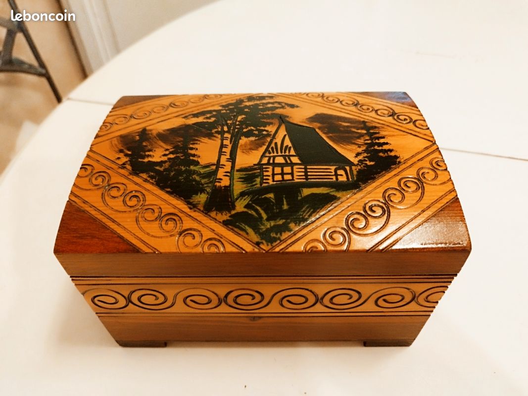 Boite à bijoux ou à secrets, en bois gravé (image 1)