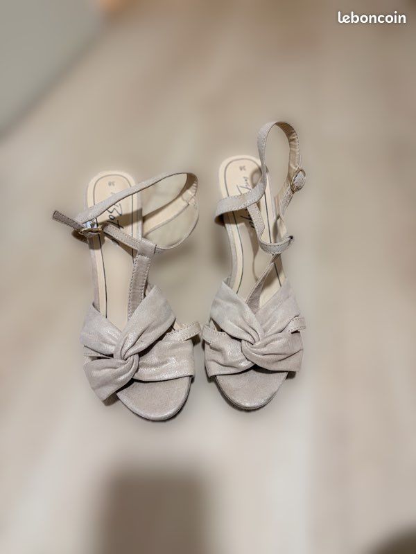 Escarpins Satin Caparros Beige Opale - Pointure 10 US (41 FR Environ) - Neufs Avec Boîte - Talon 7,5 Cm