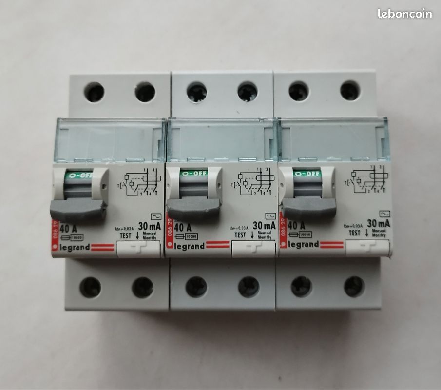 3 interrupteurs différentiels 40A - 30mA - Type AC Legrand Réf : 08629 ...
