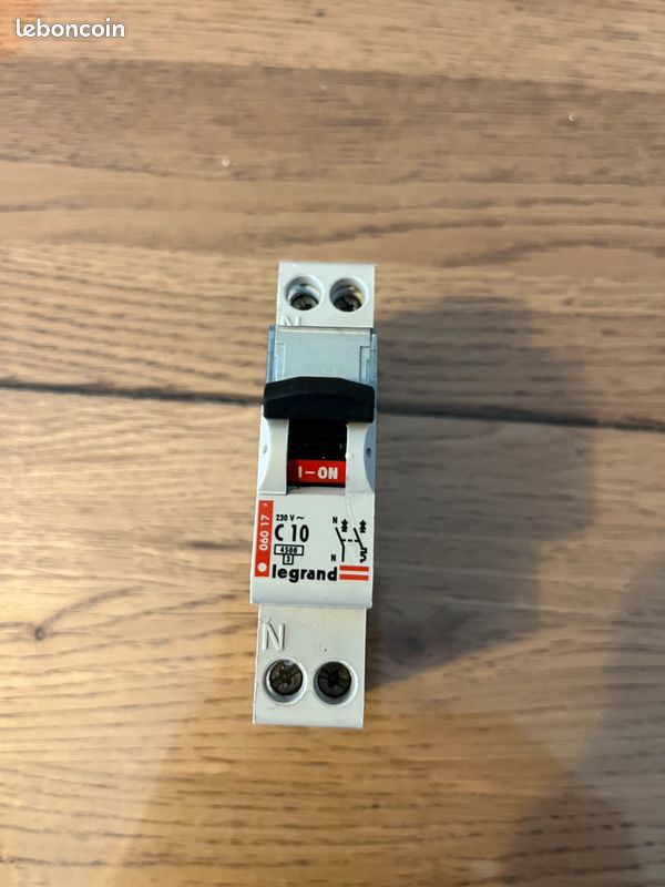 Disjoncteur legrand 10 A (image 1)