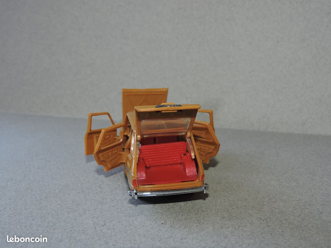 Voiture miniature Norev Renault 6 au 1/43 - Label Emmaüs