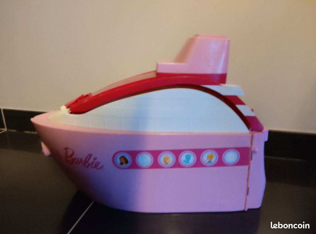 Bateau barbie et ses accessoires (image 1)