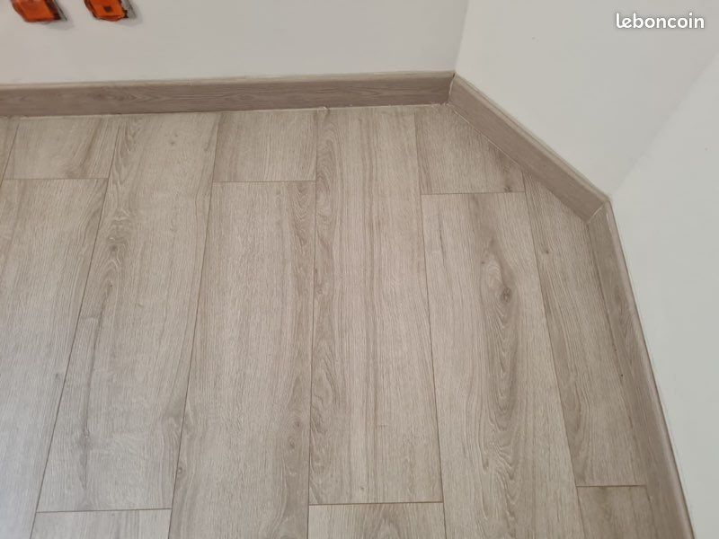 Parquet stratifié grisé (image 3)