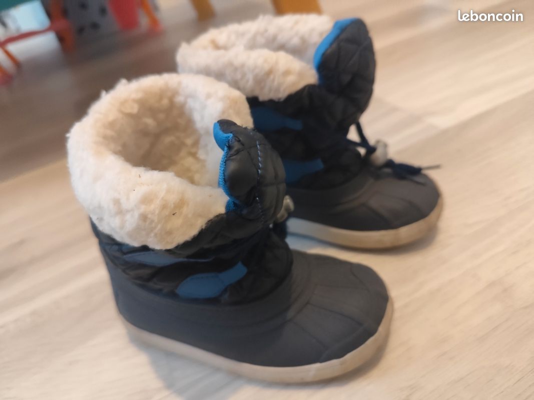 Paire chaussures bottes montagne neige après ski enfant 24-25