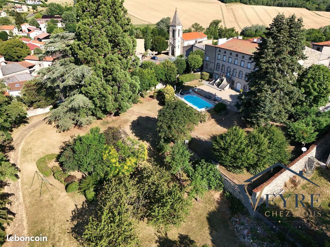 Maison 10 pièces 470 m² · à Busséol · 470 m² · 750 000 €