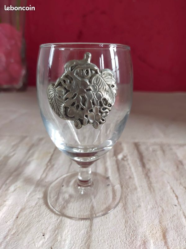 Verre à Vin Et Grappe De Raisin Sur Table En Bois | Photo Premium