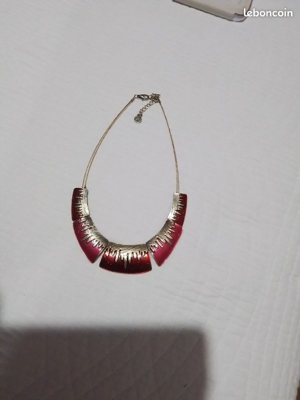 Collier metal rouge et or (image 1)