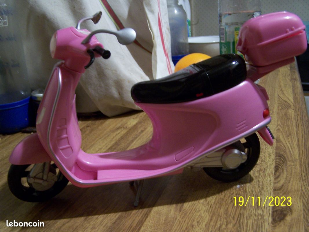 Scooter de barbie vintage avec son casque (image 1)