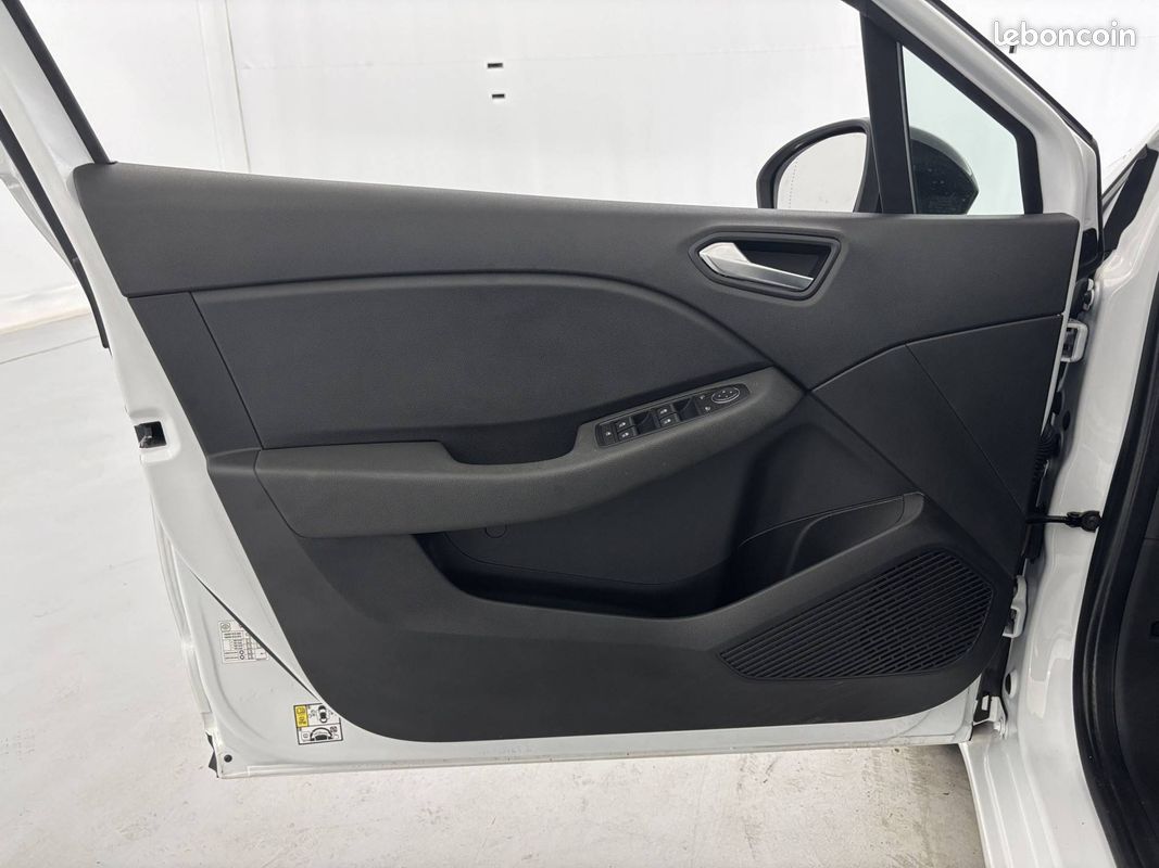 RENAULT Clio TCe 90 Equilibre (image 11)