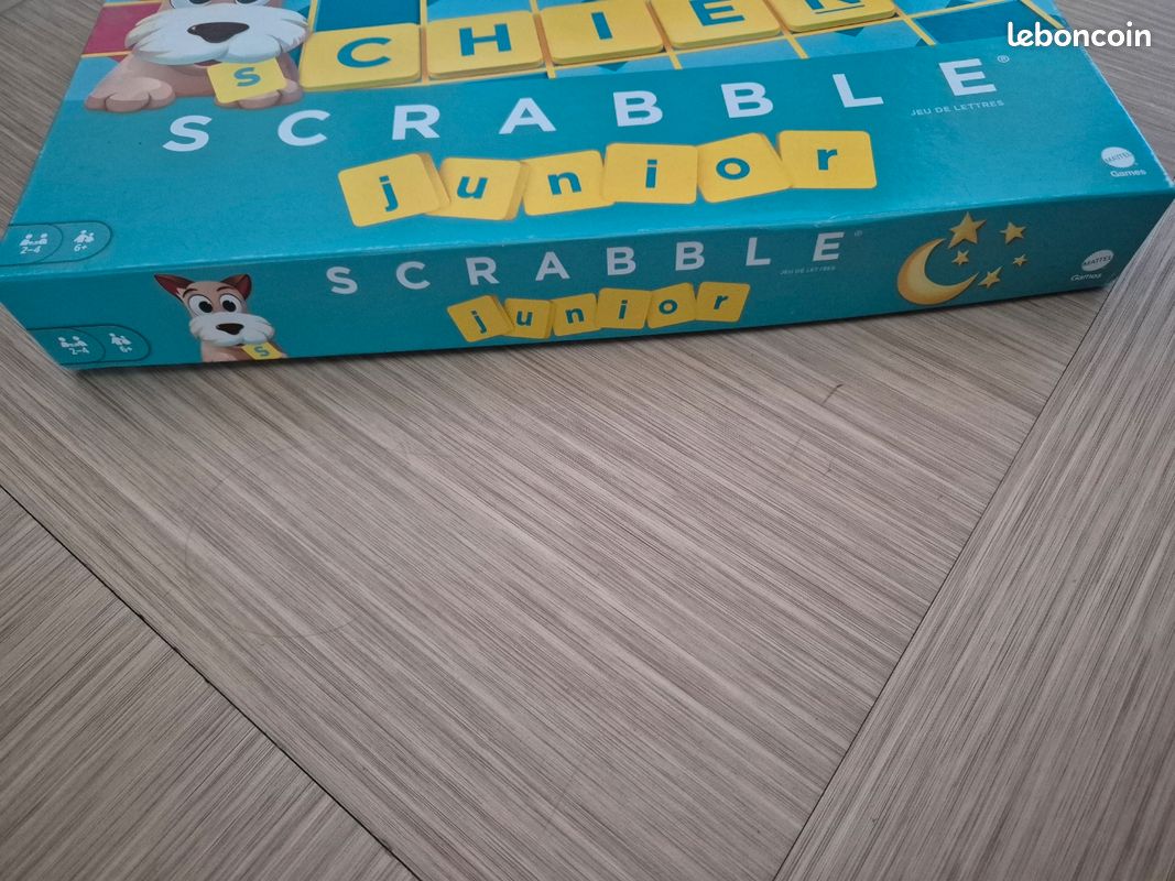 Scrabble junior Jamais joué Deux jeux possibles avec le plateau recto verso  Jamais joue .Le dessus