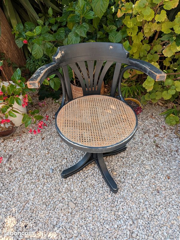 Fauteuil pivotant vintage en bois courbé (image 1)