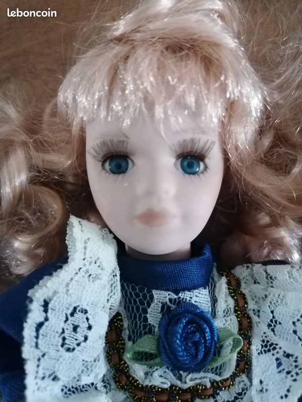 Petite poupée porcelaine panier rond - Le Grenier de Lisette