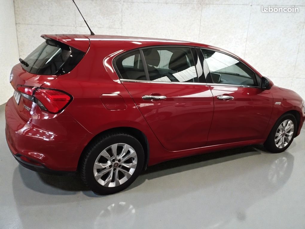 Fiat Tipo 1995 Premium X 1:43 – Modèle Réduit Rouge Semi-neuf, Socle Inclus