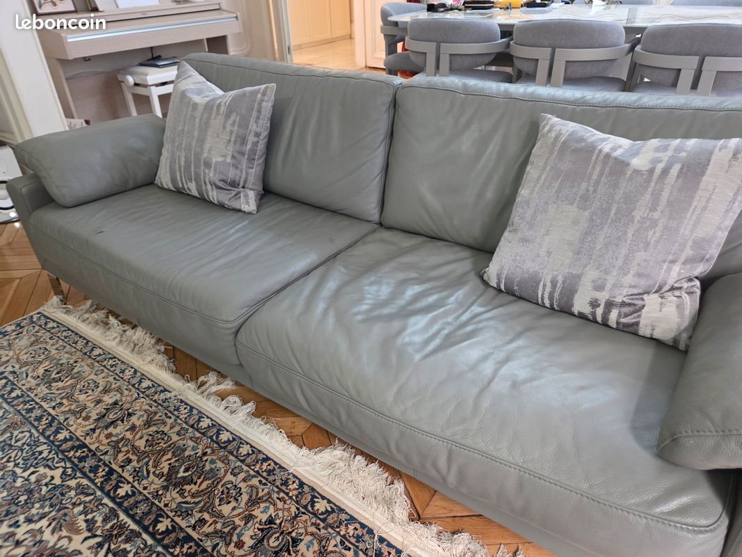Canapé Gautier 3 places en cuir gris + pouf repose pied (image 1)