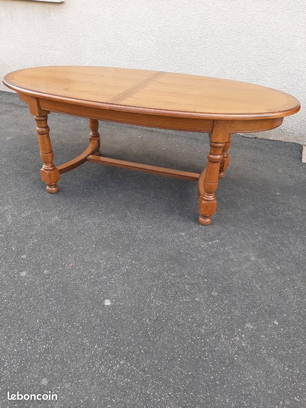 Table ovale de salle à manger en bois (image 2)