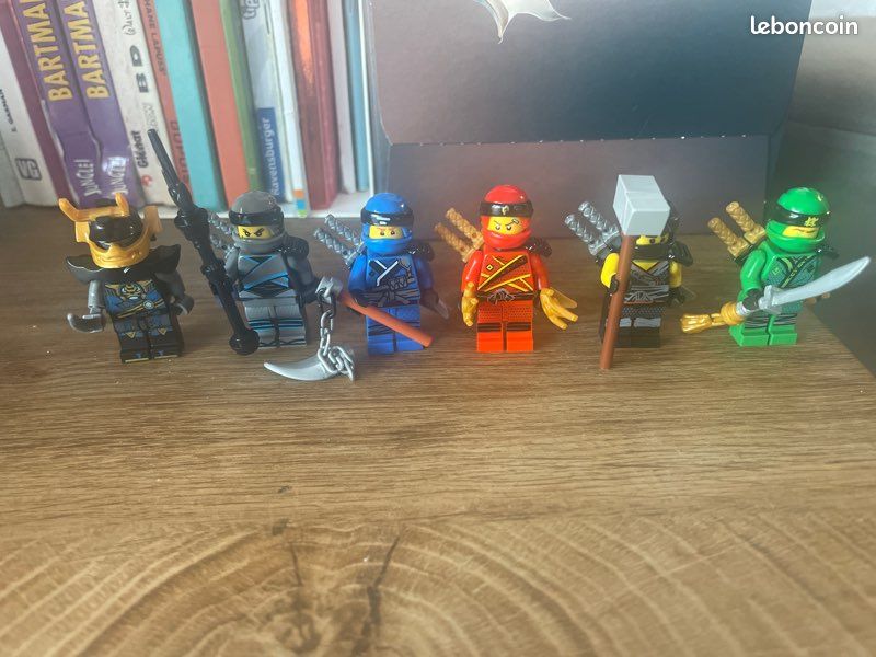 Je vend mes lego ninjago a 7 la figurine et le lot a 40 (image 1)