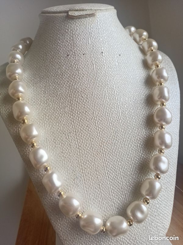 Collier Plastron Doré Avec Alvéoles De Perles Nacrées Blanches - Occasion Très Bon état