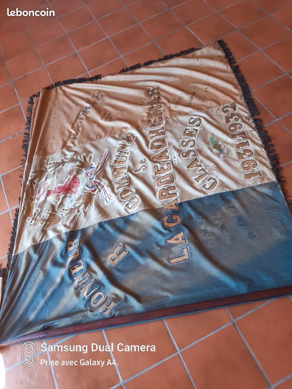 Vieux drapeau commémoratif de village (image 1)